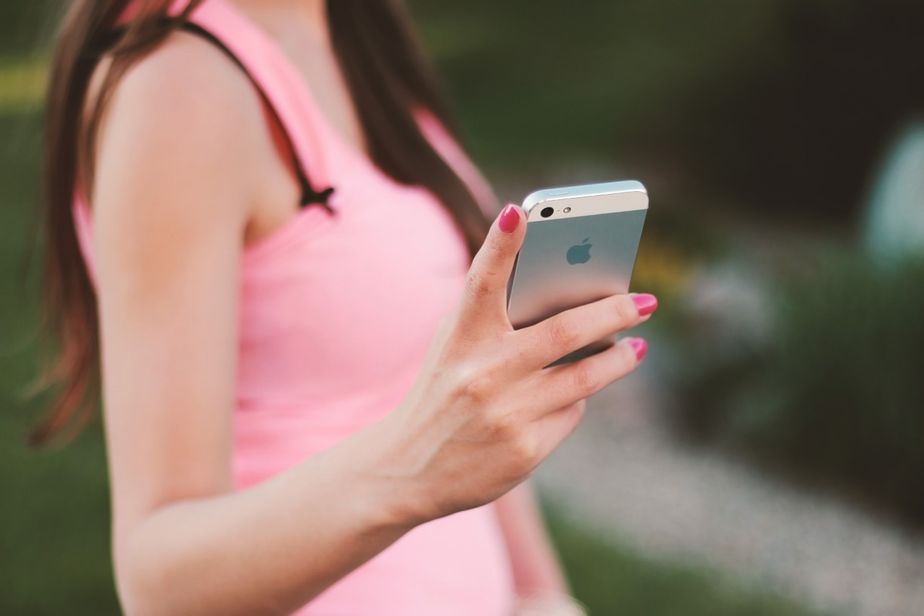 スマートフォンを持つ女性