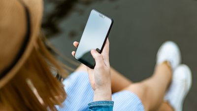 スマートフォンを持つ女性